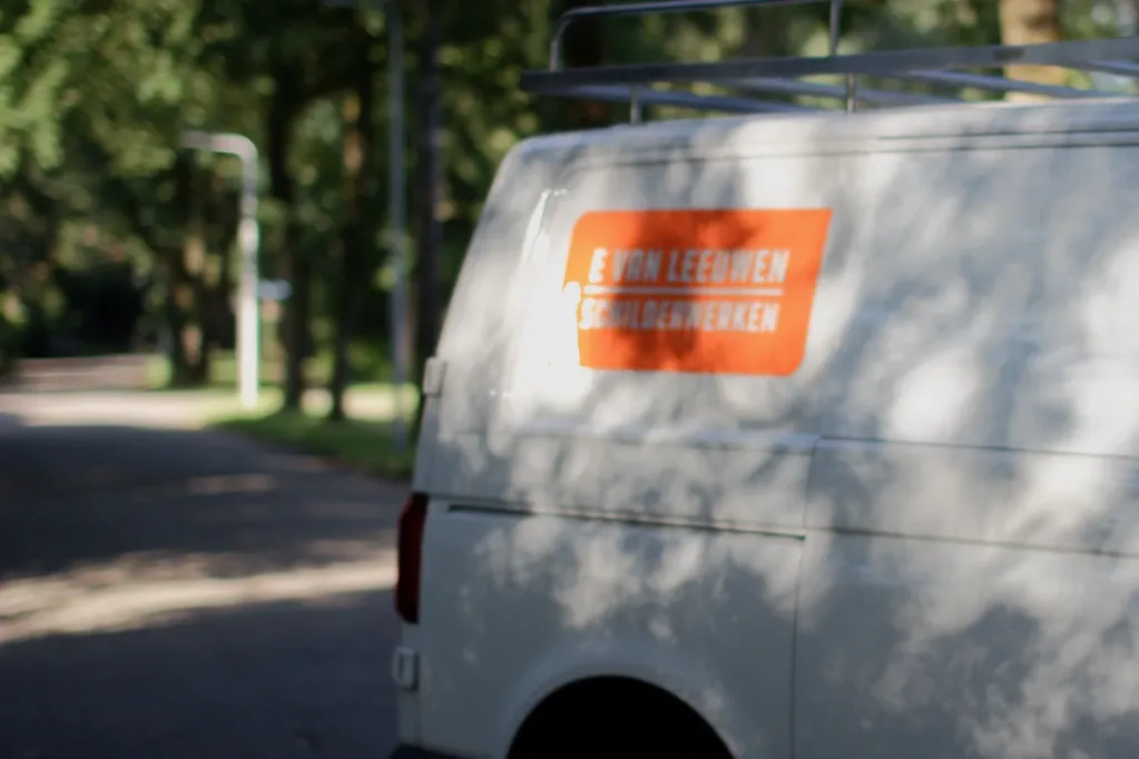 Bedrijfsbus van E. van Leeuwen Schilderwerken