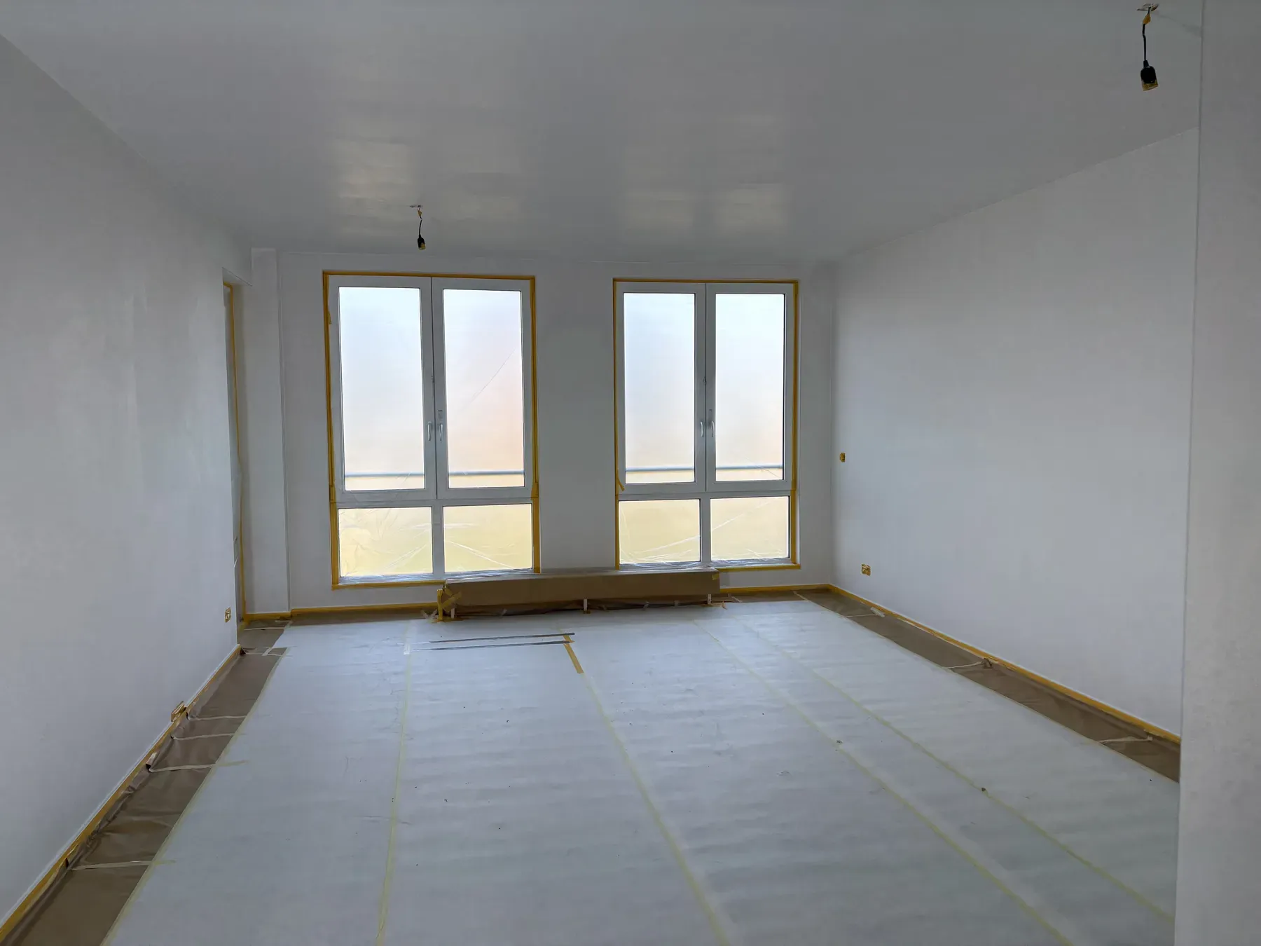 Kamer volledig afgedekt, wanden en plafond strak in de verf