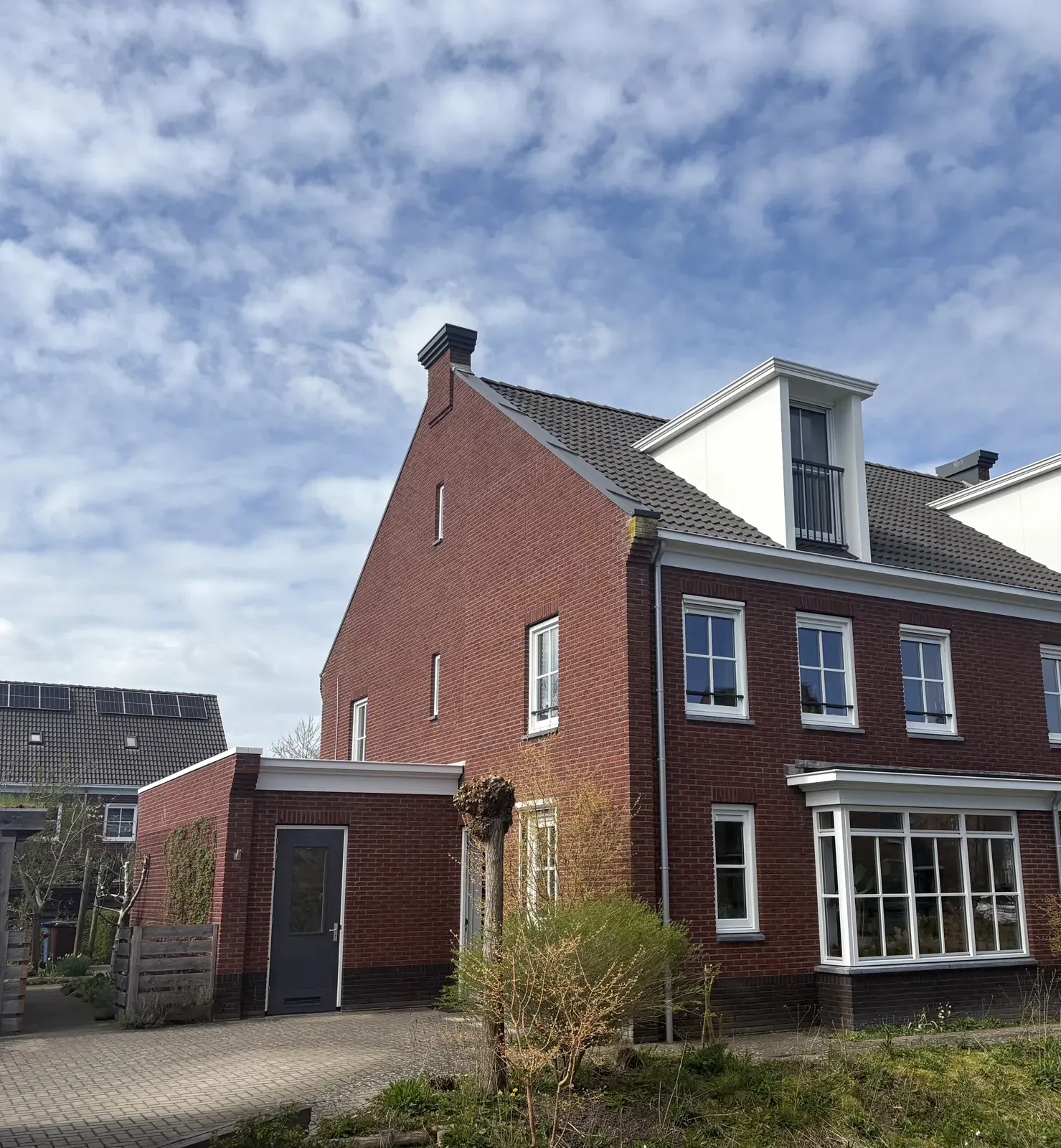 Woning met geschilderde dakkapel en boeidelen