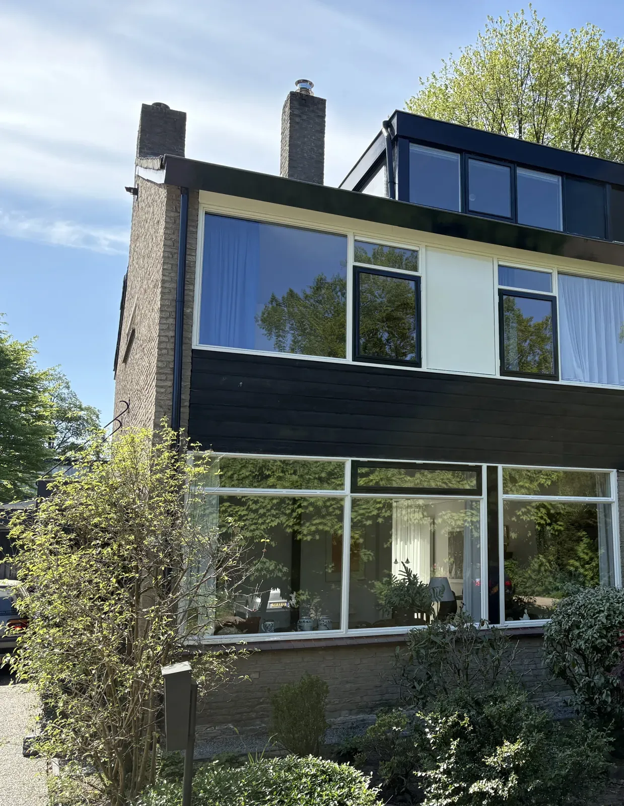 Woning met donker geschilderde houten gevel