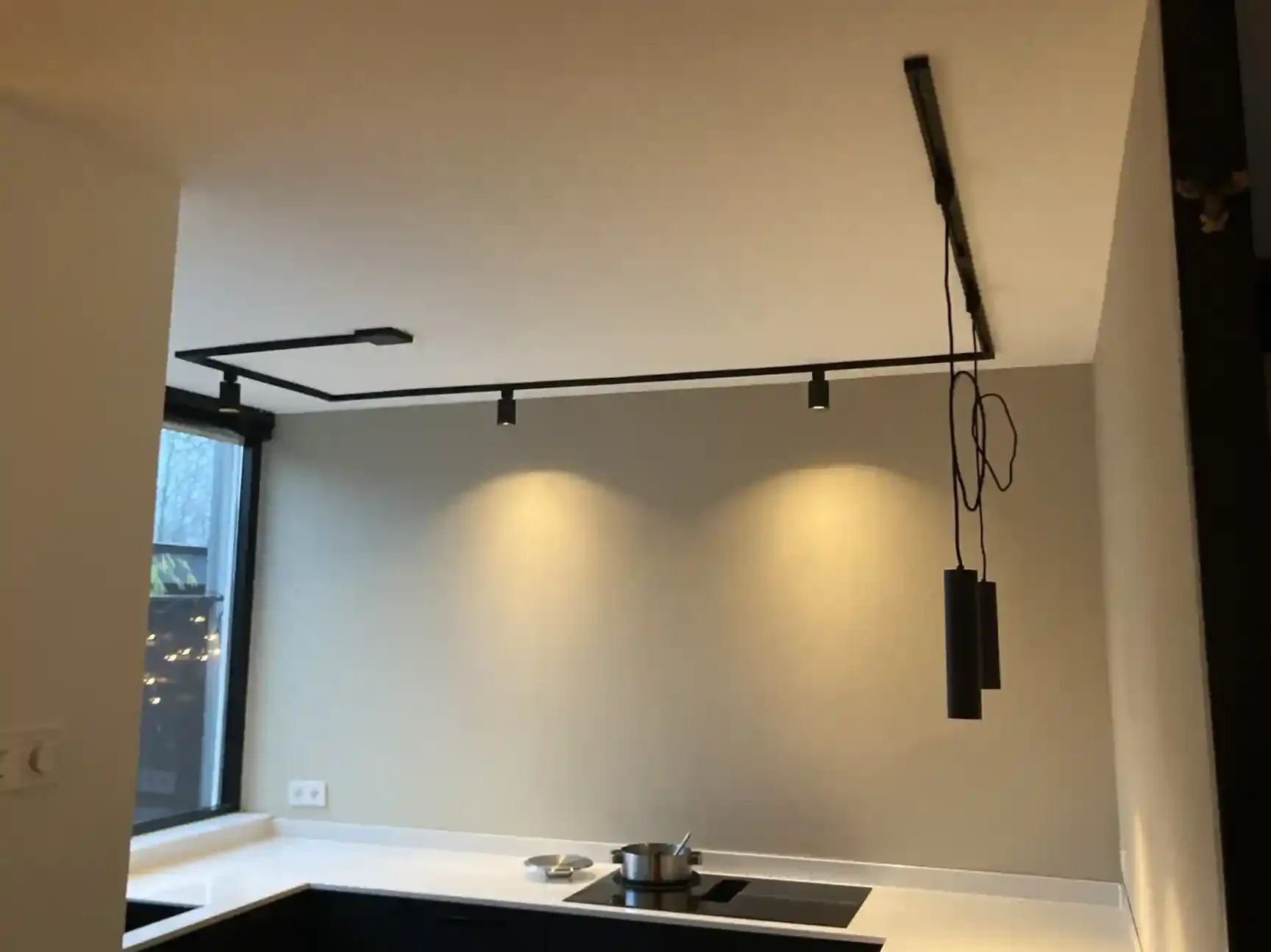 Strak gespoten antracietkleurige wand met wit plafond