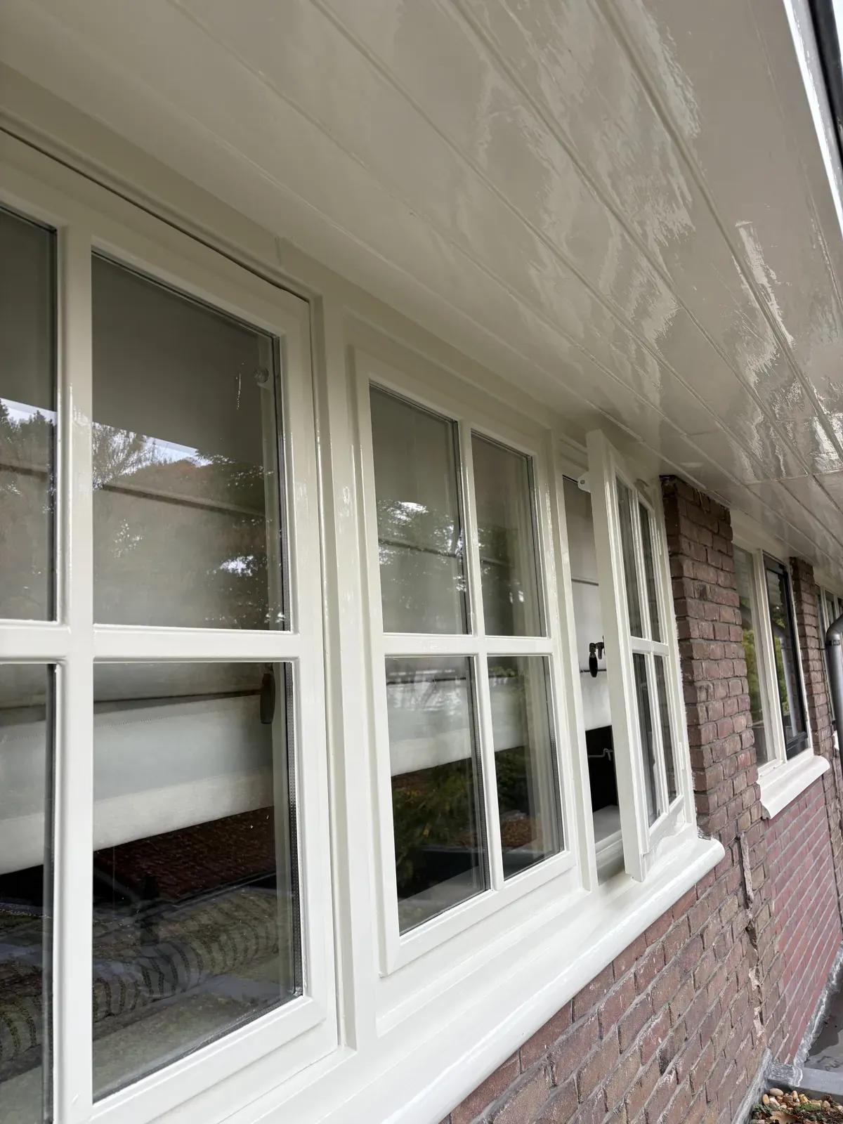 Strak geschilderde kozijnen in crème-tint
