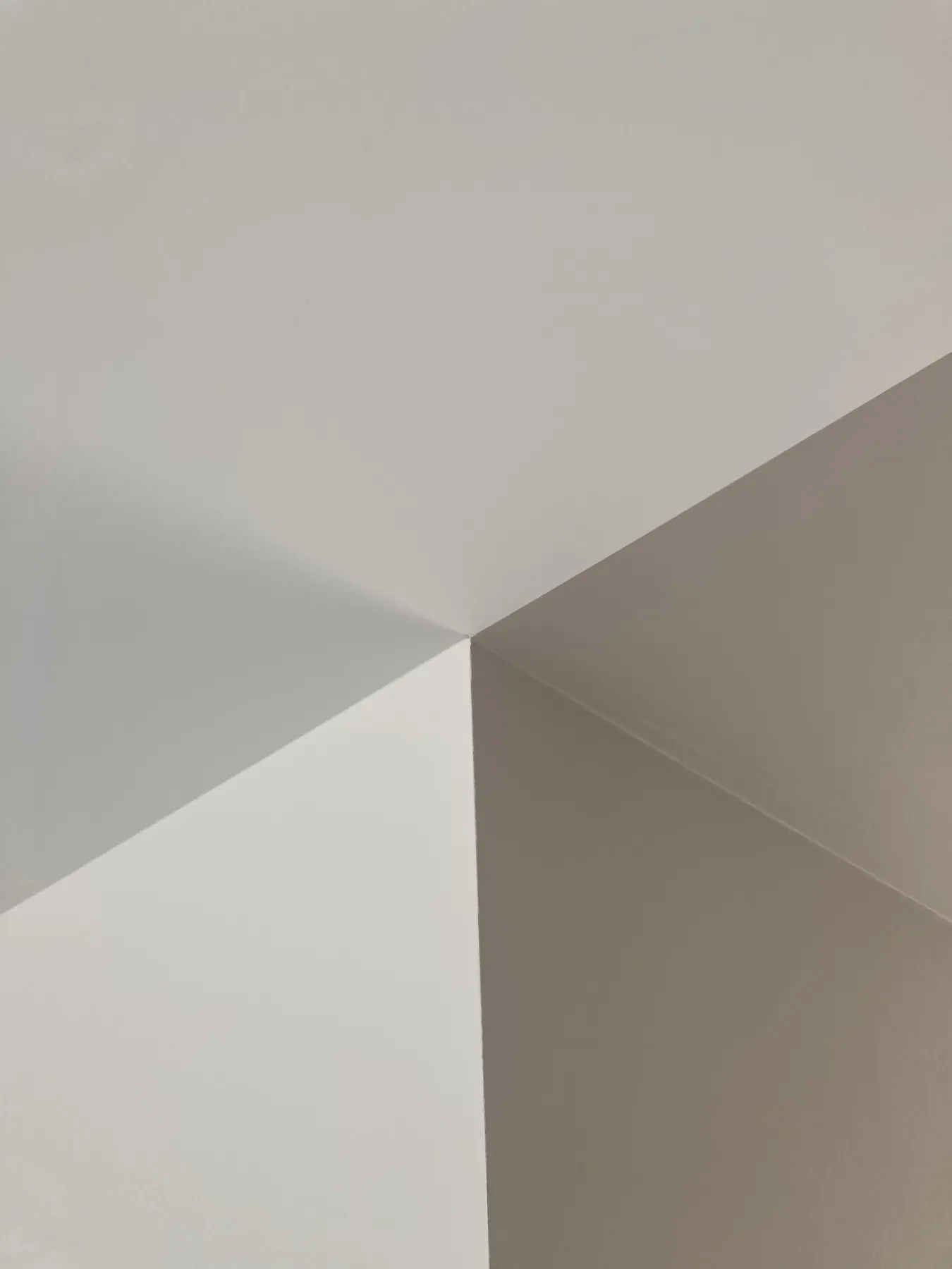 Strakke overgang tussen plafond en wand na sauswerk