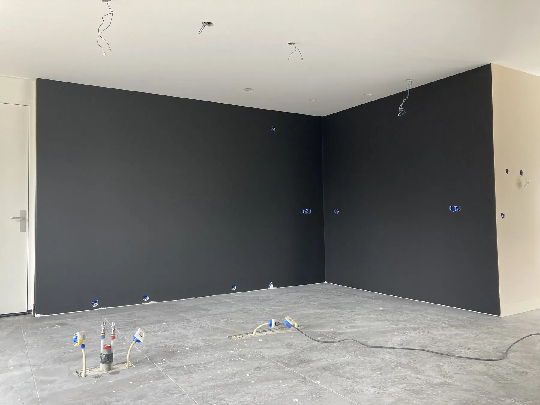 Kamer volledig afgedekt, wanden en plafond strak in de verf